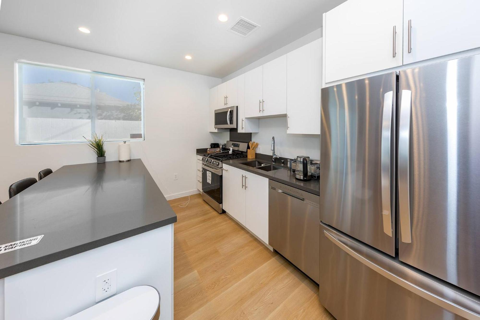Modern 2br Back House W/ Tvs & Full Kitchen * Los Angeles