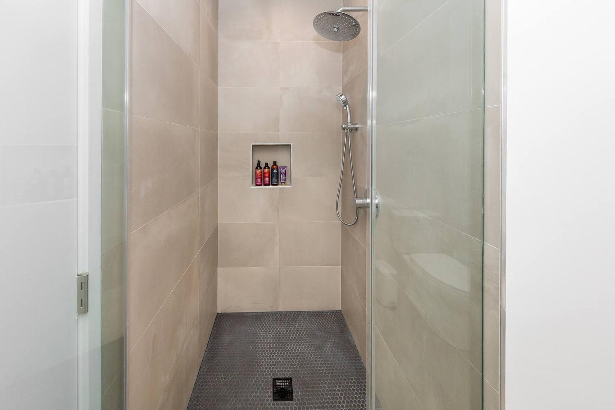 Modern 2br Back House W/ Tvs & Full Kitchen