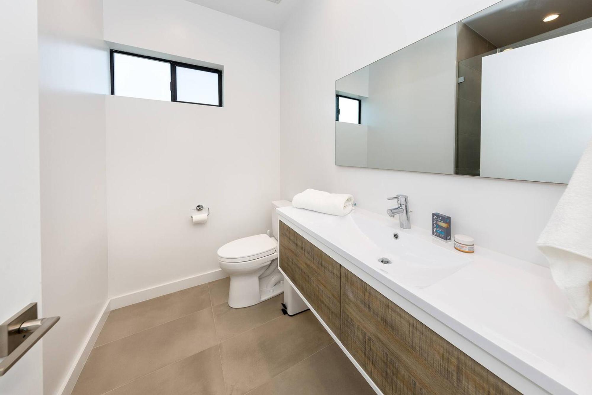 Modern 2br Back House W/ Tvs & Full Kitchen Gasthof