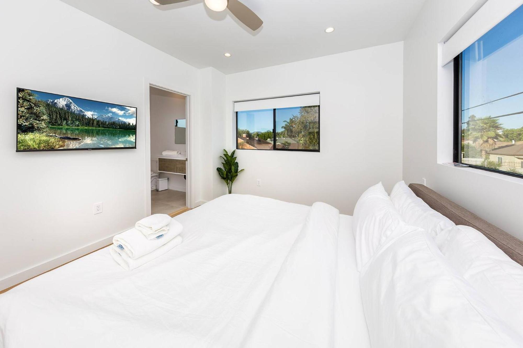 Gasthof Modern 2br Back House W/ Tvs & Full Kitchen Los Angeles