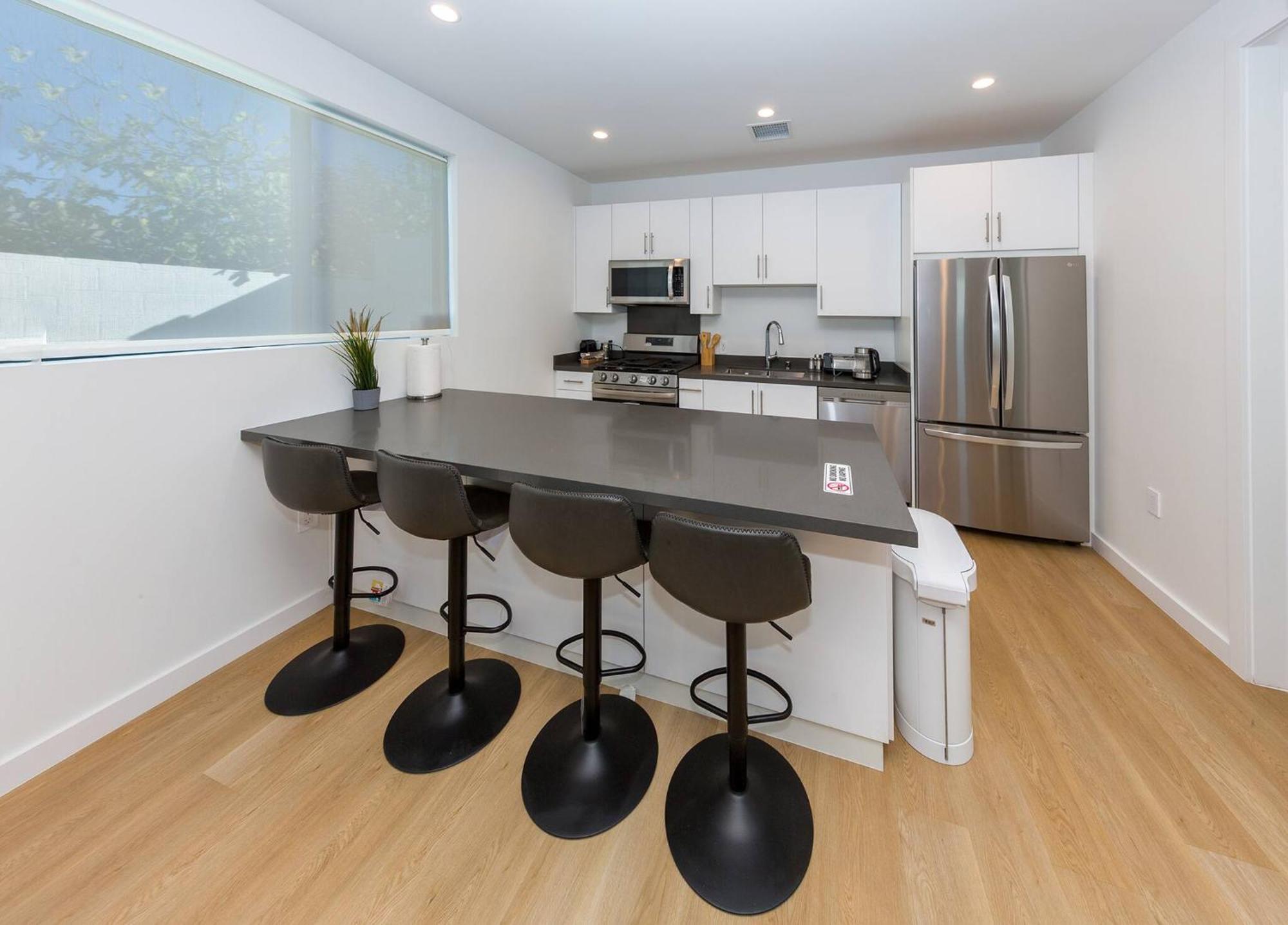 Modern 2br Back House W/ Tvs & Full Kitchen Gasthof Los Angeles