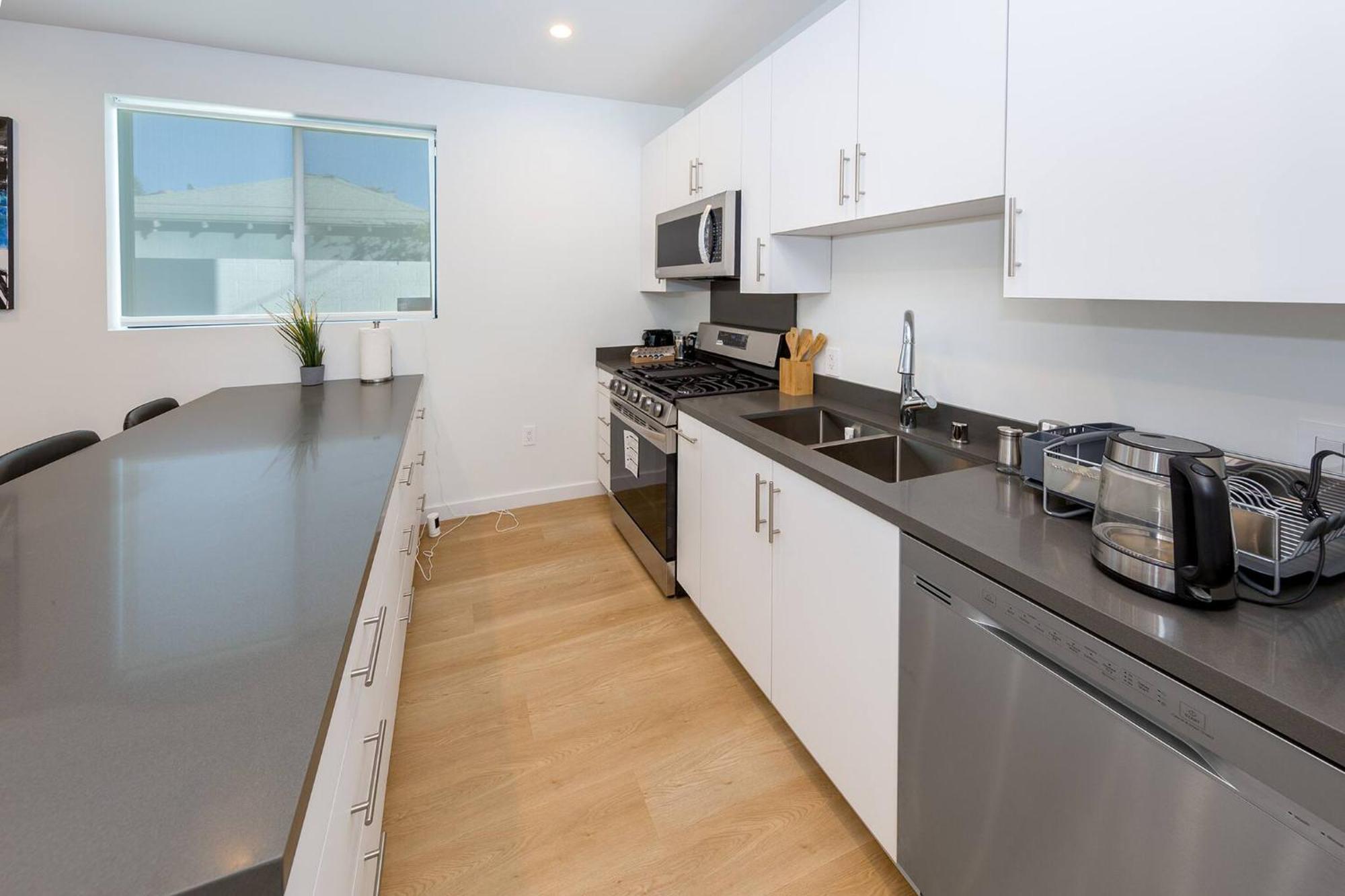 Gasthof Modern 2br Back House W/ Tvs & Full Kitchen