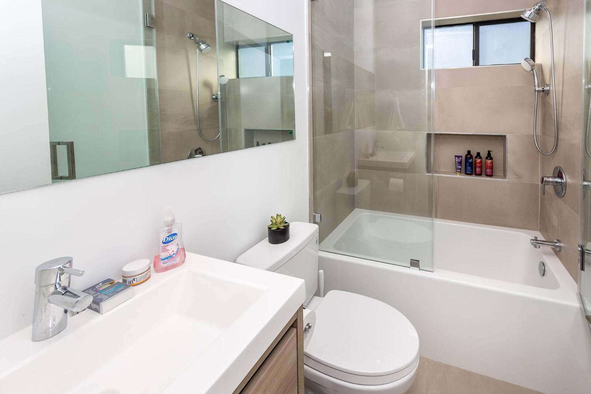 Gasthof Modern 2br Back House W/ Tvs & Full Kitchen Los Angeles