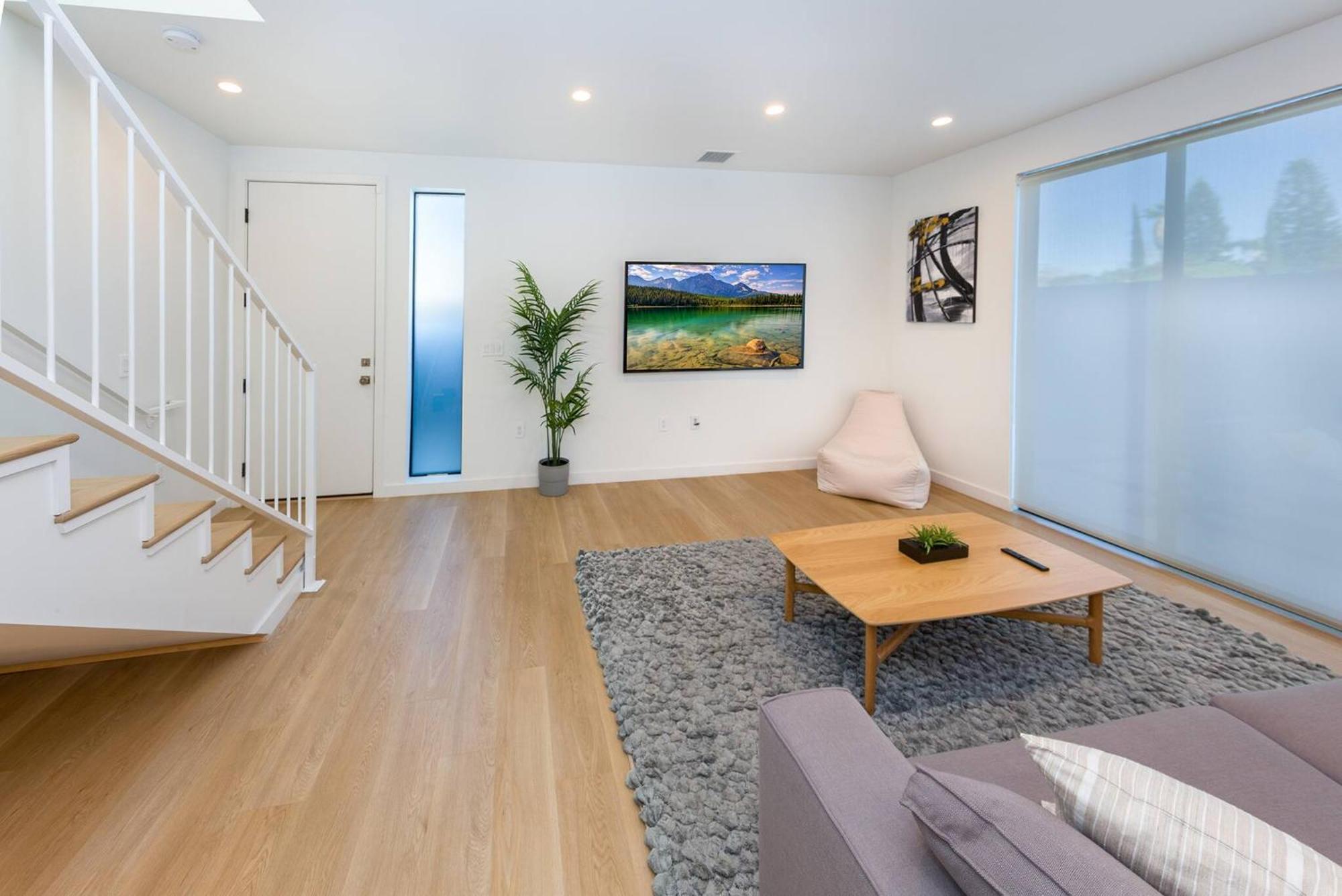 Modern 2br Back House W/ Tvs & Full Kitchen *