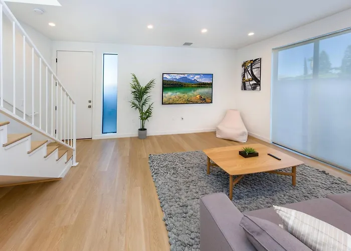 Modern 2Br Back House W/ Tvs & Full Kitchen