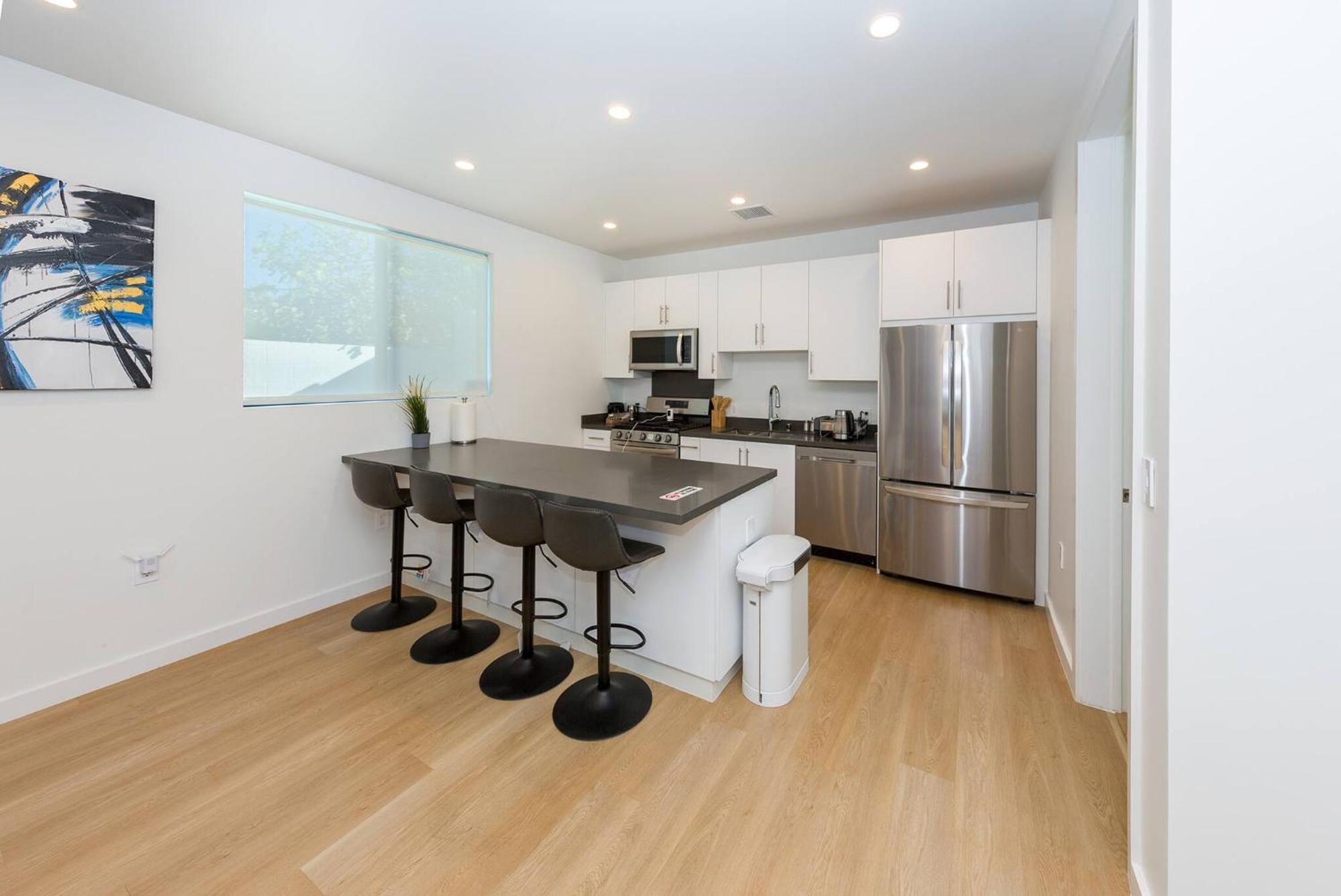 Modern 2br Back House W/ Tvs & Full Kitchen